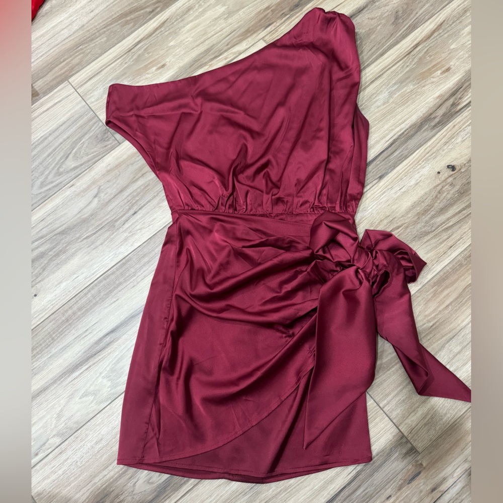 Elegant Burgundy One-Shoulder Dress